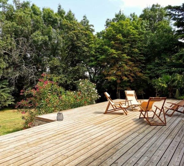 salon de jardin pour se détendre la journée au domaine de pourrouquet