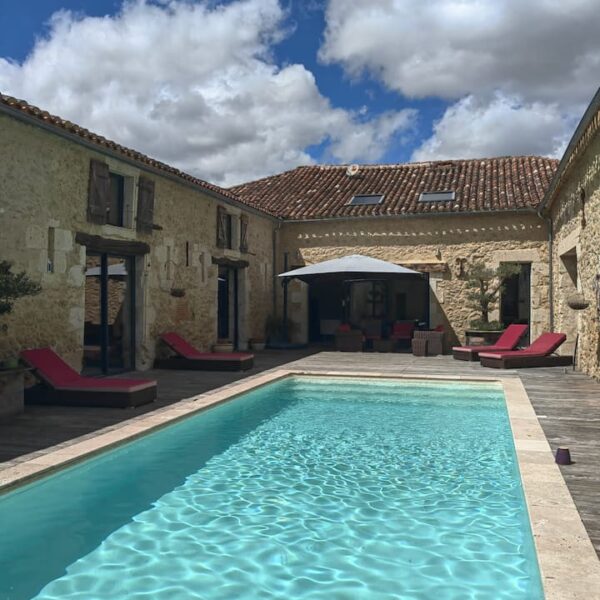 vue du patio avec sa piscine au du domaine de pourrouquet pour profiter de chambres d’hôtes et gîtes dans le gers