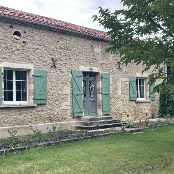 façade de l'entrée du gite de la mare au domaine de pourrouquet