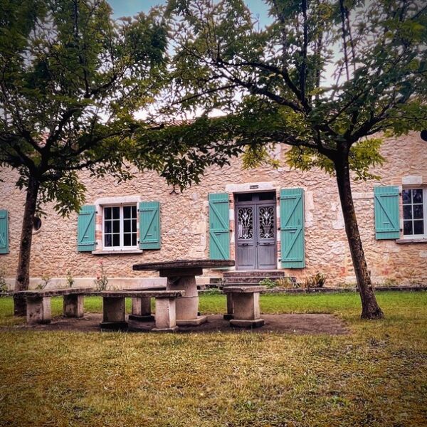 Vue extérieur du gîte dénommé le Gîte de la marre, dans une ambiance nature avec de magnifiques arbres au domaine de pourrouquet