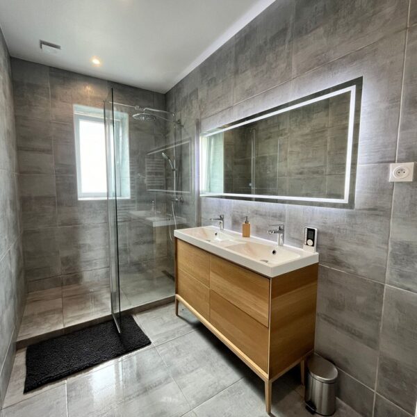 Ambiance et décoration de la salle de bain avec douche a l'italienne du gîte de la mare au domaine de pourrouquet